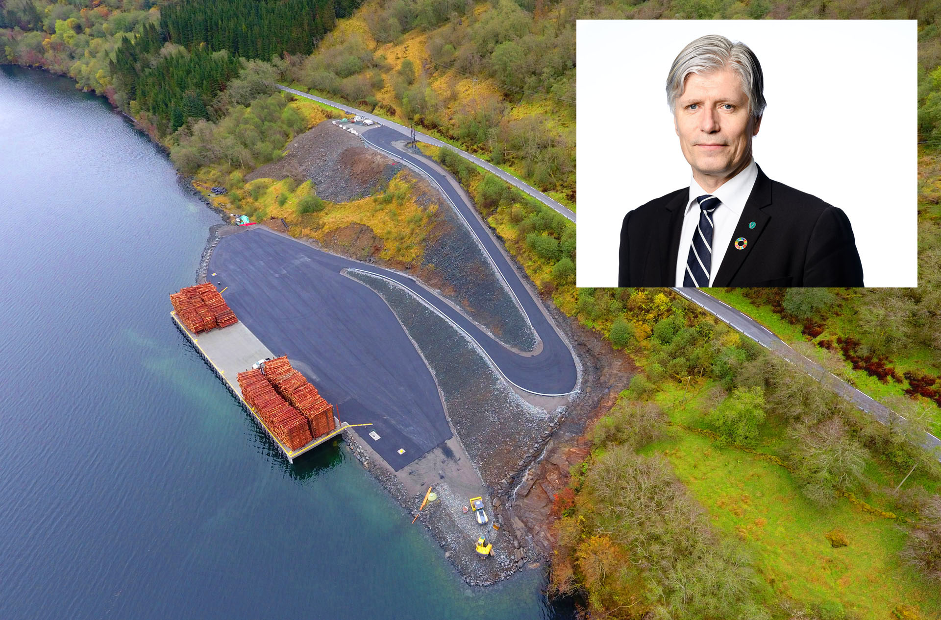 Statsråd Ola Elvestuen (innfelt) opnar Kvamen tømmerkai i Fjaler, Sogn og Fjordane 10. mars 2020 kl. 10.00. Kaien er ferdigstilt i desse dagar og biletet syner ei prøvelast med tømmer.