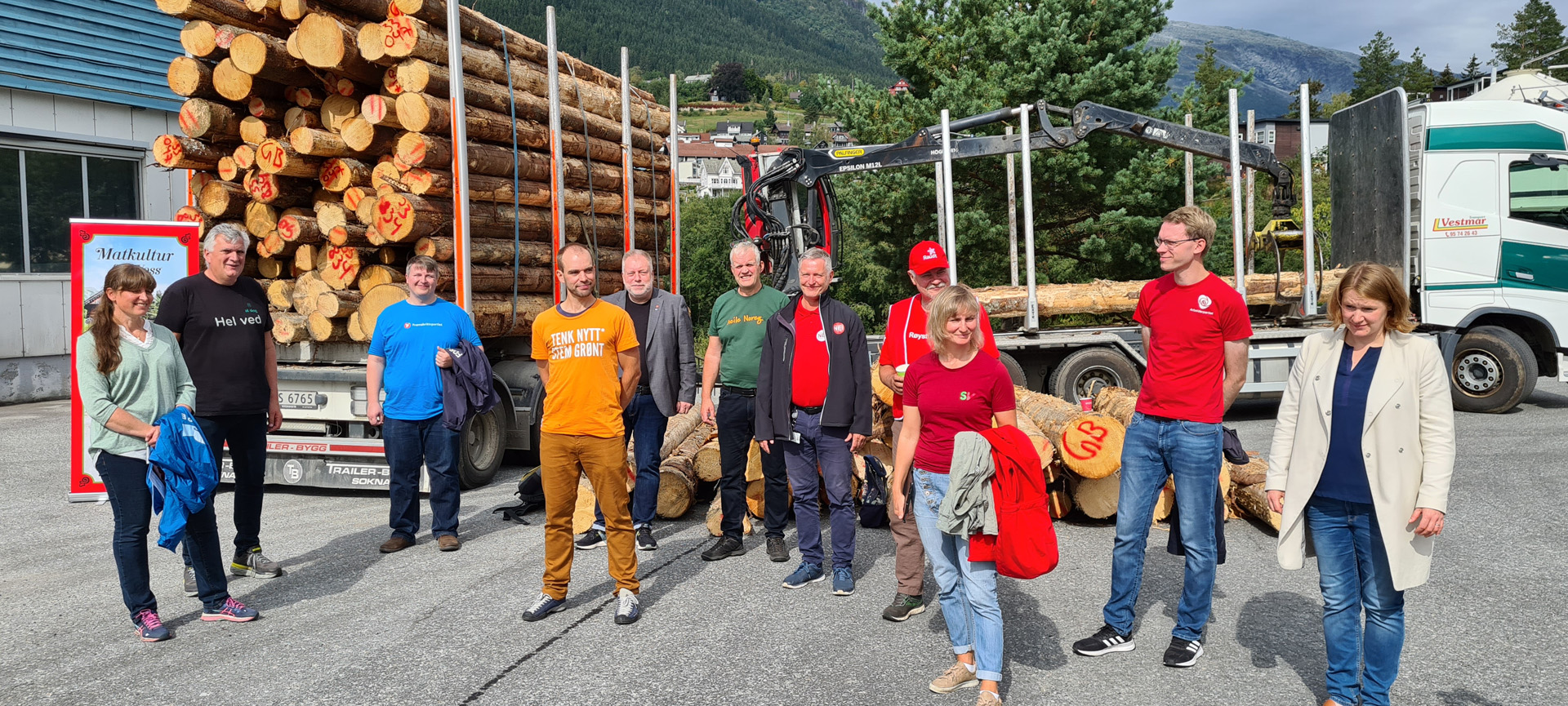Stor oppslutnad frå politikarane i Hordaland på temadagen kring flaskehalser på kommunevegar. F.v. Iril Scau Johansen (H), møteleiar Jan Ivar Rødland (AT Skog), Boris Groth (FrP), Øystein Ormåsen (MDG), Per Jarle Valvatne (AP), Nils T. Bjørke (SP), Stein Ove Hansen (FNB), Terje Kolbotn (Raudt), Marte Hammer (SV), Eigil Knutsen (AP) og Jannicke Bergesen Clarke (AP). 