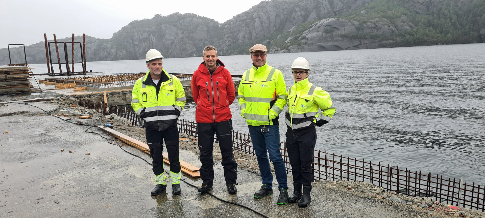 Børnes Tømmerkai i Kvinnherad er under utbygging og vil som ein av dei første etter koronaperioden bli ferdig ut på nyåret. F.v. Hjalmar Heimvik frå Kvinnherad kommune, leiar i skogeigarlaget Steinar Haugland, Terje Natland frå Kvinnherad kommune og Lena Aakre Sjo frå Kvinnherad kommune og prosjektansvarleg for tømmerkaien.