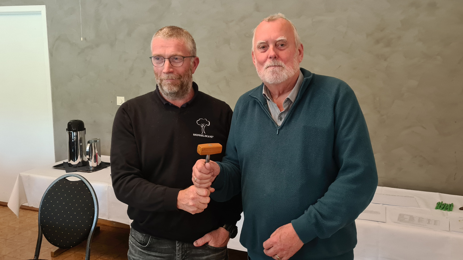 20230531_141314 Anders Røkkum (t.v) tok over leiarjobben i Møre og Romsdal Skogselskap under årsmøtet på Sjøholt 31. mai. Terje Kolstad (t.h.) har 30 års fartstid som leiar i selskapet, og representerar nok ei eldsjel for skogen si sak av dei sjeldne.
