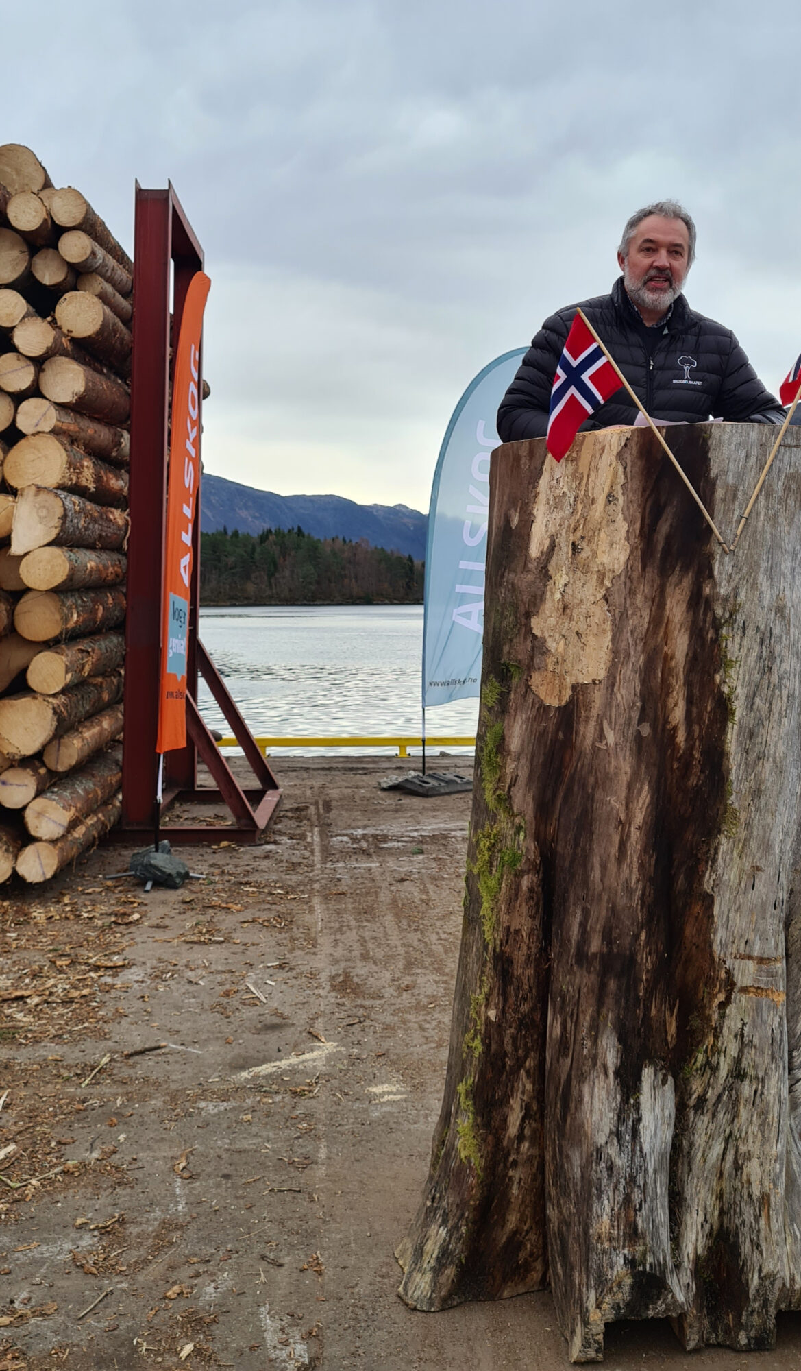 1900 20231103_105502 Ottar Arve Bjørkedal held tale frå talarstolen han sjølv har laga.
