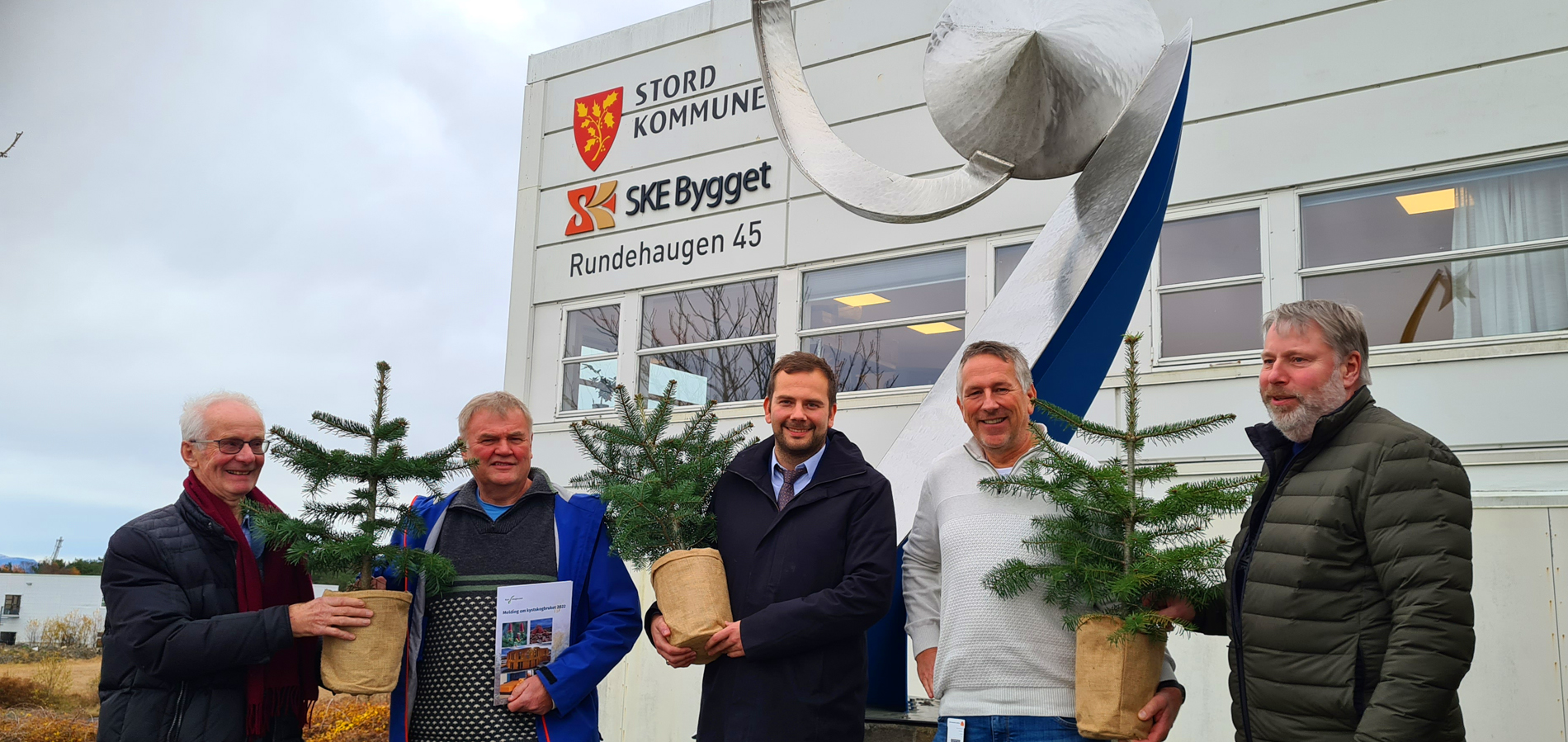 20231110_132055 Med dette vil vi synleggjere at skogen på eit vis er evigvarande, den skal hoggast og plantast sa skogeigar Bjørn Furre då det vart kjent at Stord kommune får statstøtte til ny tømmerkai på Sørstokken.
Frå venstre og med granplantene klare står leiar i Stord Skogeigarlag Odd Stuve Rommetveit, skogeigar Bjørn Furre, fungerande ordførar Øyvind Kyvik, einingsleiar i kommunen Arne Bjelland og skogeigar Geir Ståle Valvatne.
