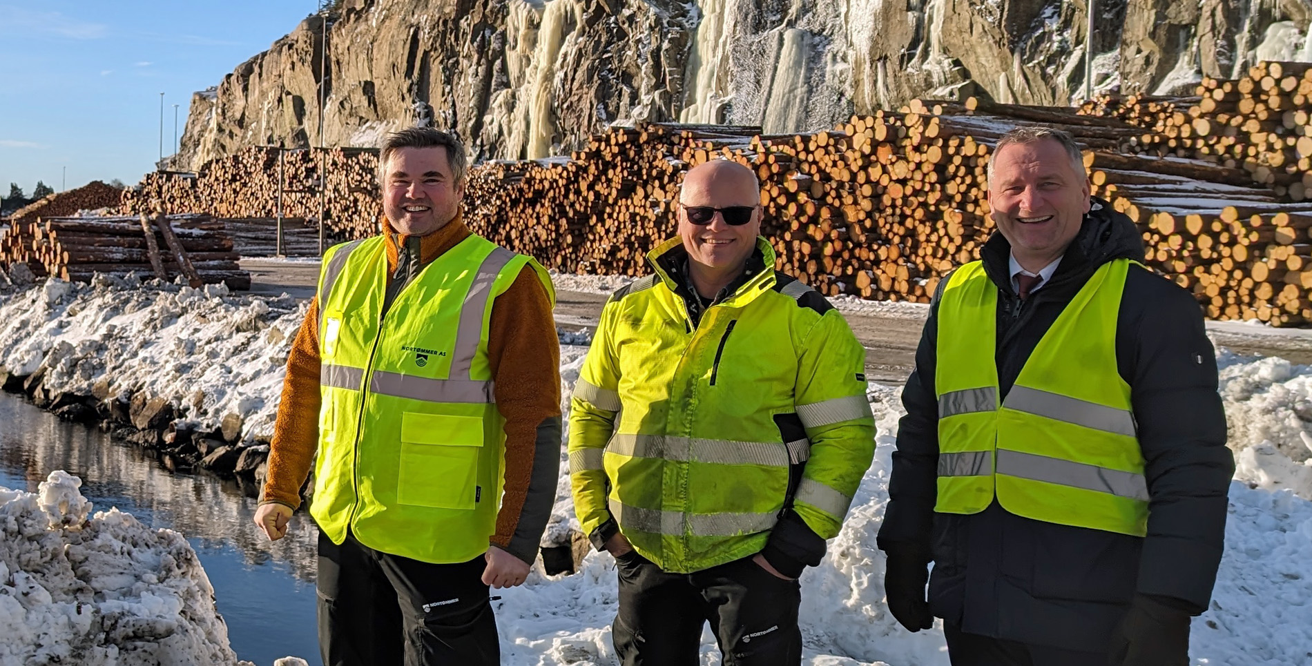 red1 PXL_20240112_113256665 Ordførar i nye Lindesnes kommune Alf Erik Andersen (t.h.) er stolt over den nye hamna i Strømsvika. Han er glad for at det er gode tilbakemeldingar frå skognæringa, her representert ved Øystein Simonsen (t.v.) og Lloyd Gundersen frå Nortømmer.