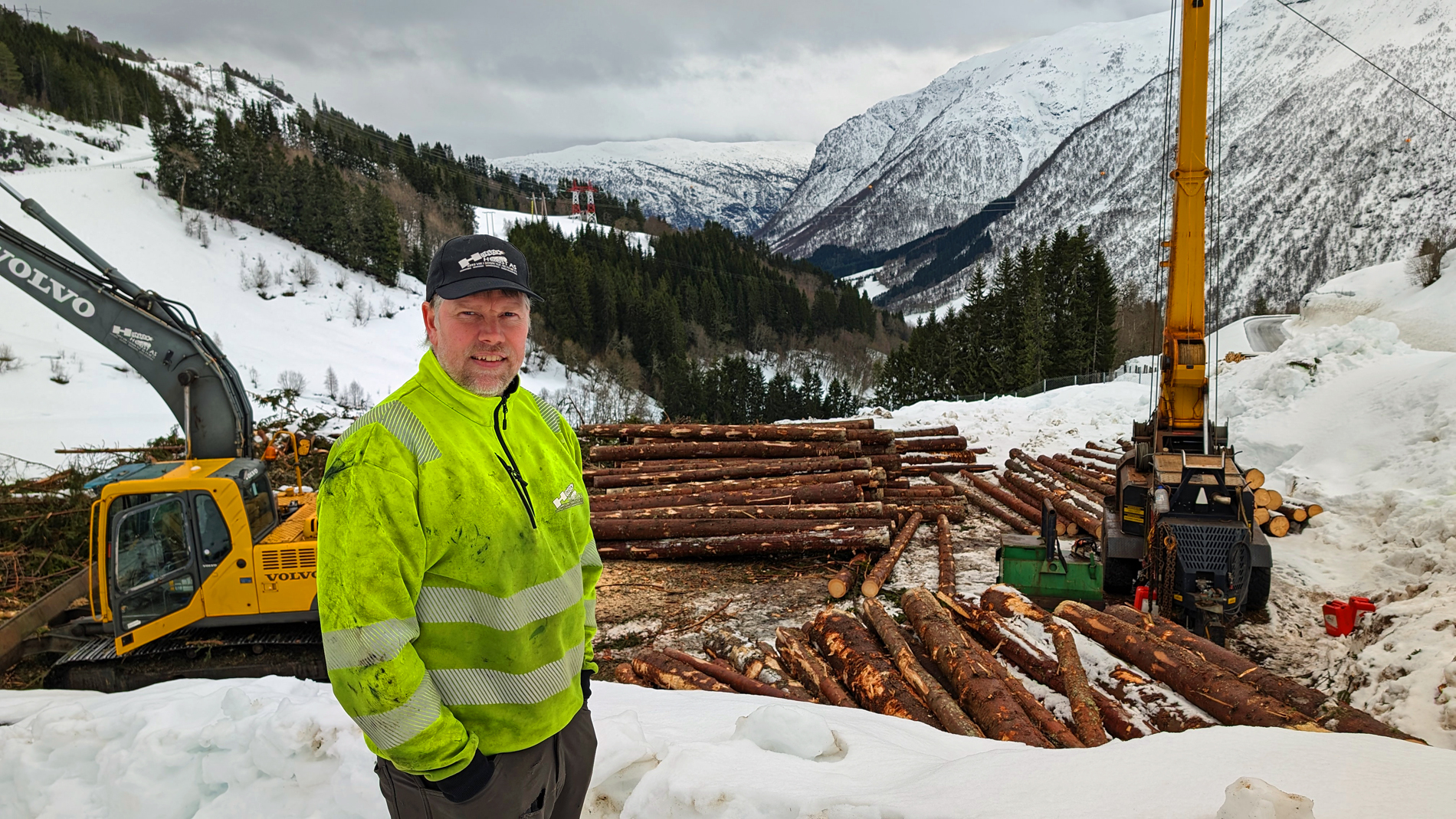 PXL_20240229_120241493 Geir Holstad i sitt rette element, med utsikt til taubana og nedover Fardalen i Sogn. Ein travel mann som tenkjer skog døgnet rundt.