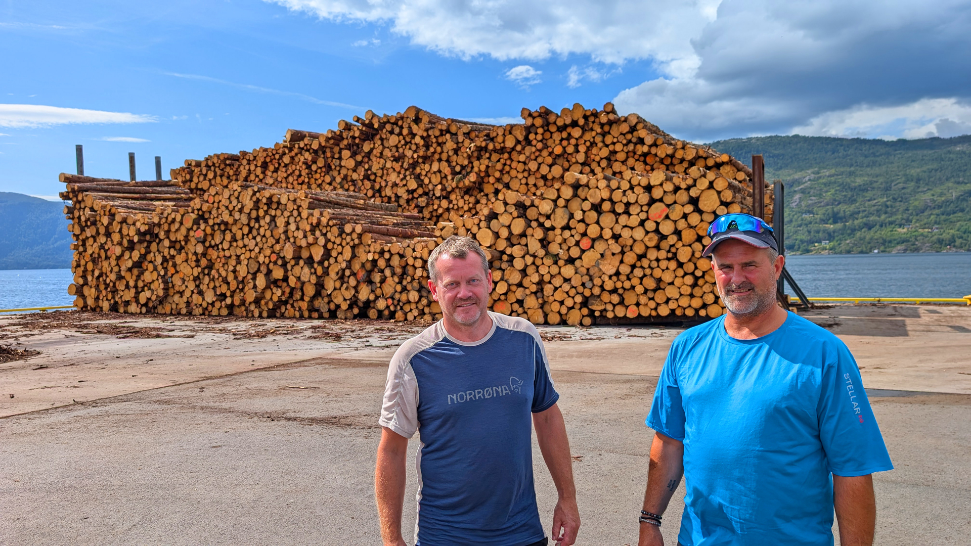 Hit til det nye industriområdet og tømmerkaien på Samnøy i Bjørnafjorden vil mykje av tømmeret frå nye taubana til Gudmund Fløysand (t.h.) kome. Til venstre står Rune Helland i Helland Hogst AS.