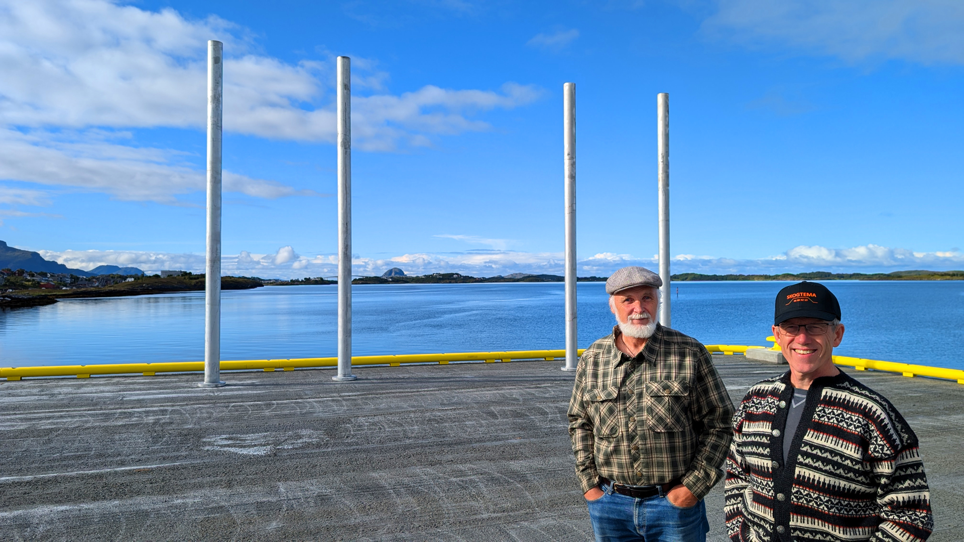 Som eit symbol på den store innsatsen for å reise skog på Helgeland, kan vel også denne nye tømmerkaien i Brønnøysund vere. Men det er skogeigarar og kommunalt tilsette skogfunksjonærar som har lagt grunnlaget, ja ikkje minst dei tidlegare skogfunksjonærane Jan Jenssen (t.v) og Steinar Pedersen (t.h).

