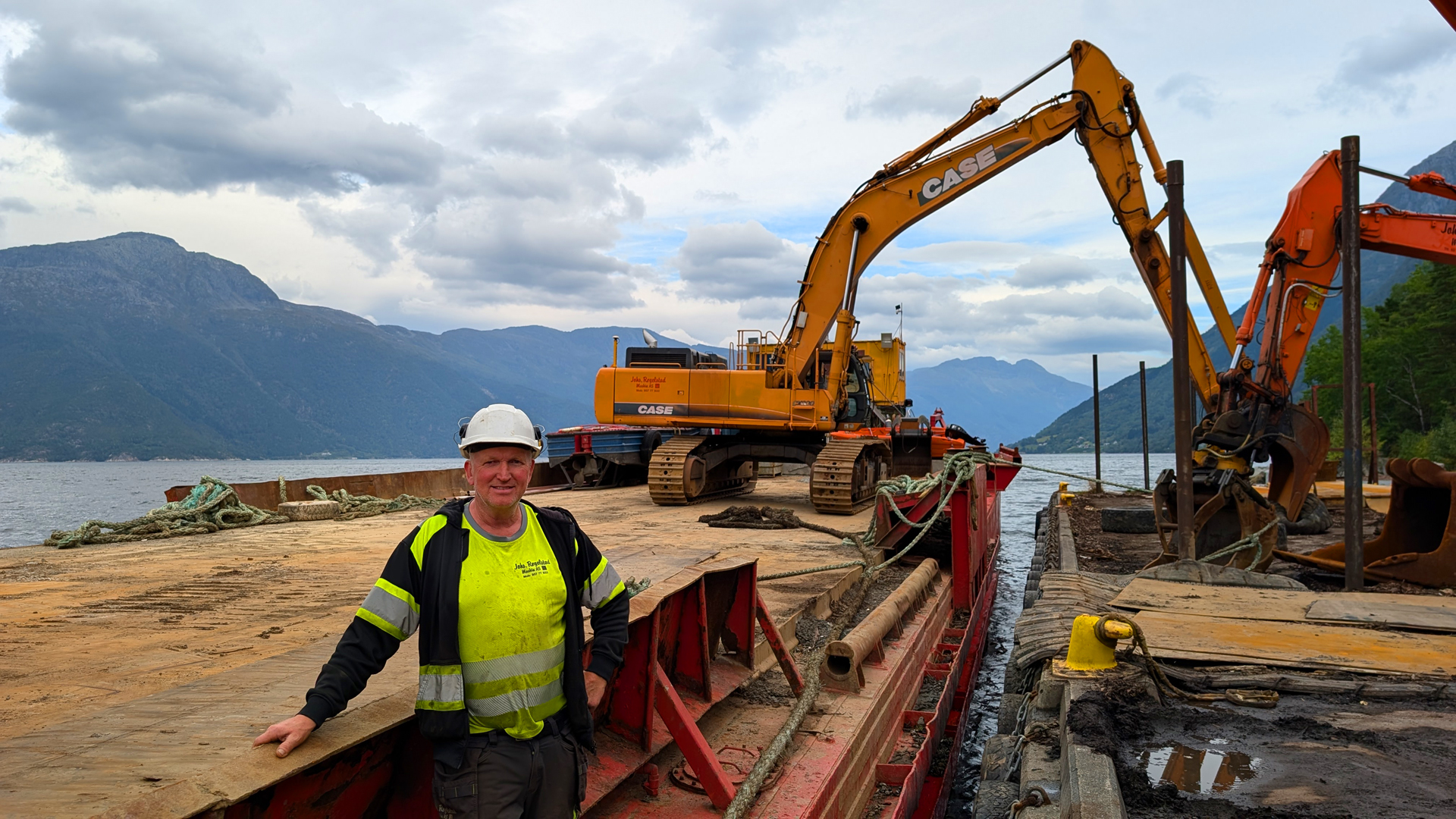 Johs Røgelstad er nett ferdig med arbeidet ved Kyrkjeneset tømmerkai i Hardanger. Lekteren på 60 meter skal etterkvart flyttast sørover Hardangefjorden til Utbjoa i Rogaland.