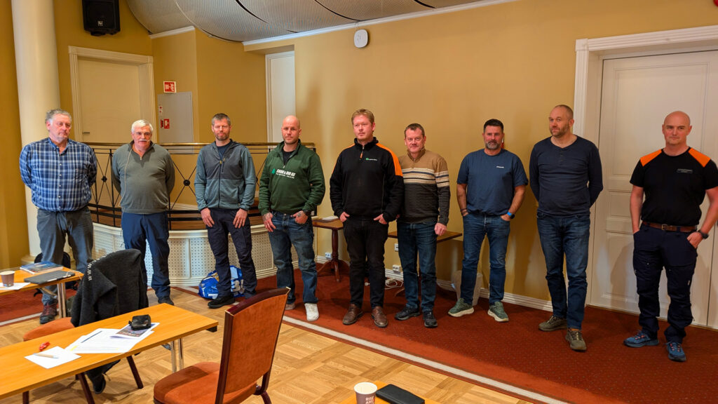 Gamle og nye taubane-entreprenørar i landet.
F.v. Andreas Råheim i Valdres Skog AS, Torbjørn Frivik i T. Frivik Taubanedrift AS, Frank Terje Rørvik i Rørvik Taubanedrift AS, Alexsander Elvheim i Skog & Bio AS, Mikal Råheim i Valdres Skog AS, Rune Helland i Helland Hogst AS, Gudmund Fløysand i Helland Hogst AS, Sverre Sæterbø i Sæterbø Maskin AS og Kenneth Østebøvik i Sæterbø Maskin AS.  