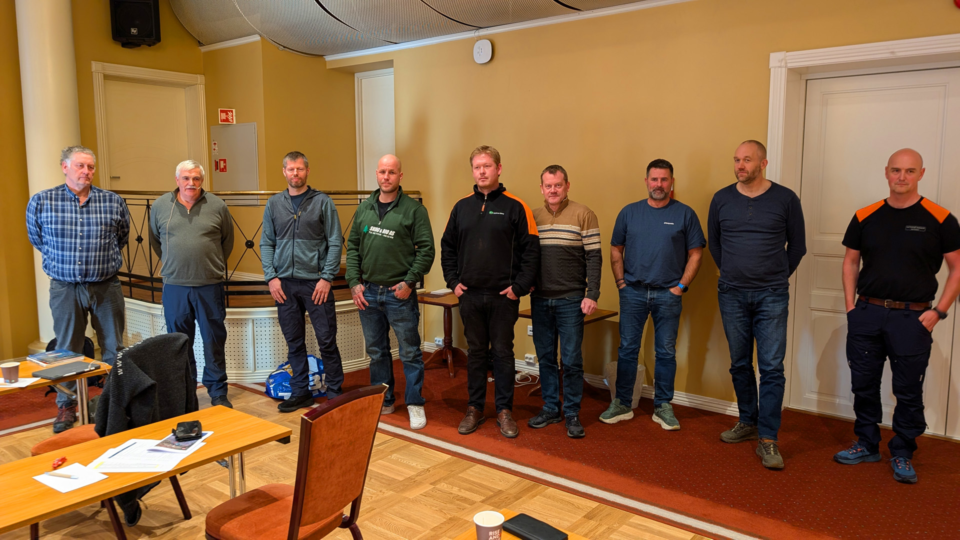 Gamle og nye taubane-entreprenørar i landet.
F.v. Andreas Råheim i Valdres Skog AS, Torbjørn Frivik i T. Frivik Taubanedrift AS, Frank Terje Rørvik i Rørvik Taubanedrift AS, Alexsander Elvheim i Skog & Bio AS, Mikal Råheim i Valdres Skog AS, Rune Helland i Helland Hogst AS, Gudmund Fløysand i Helland Hogst AS, Sverre Sæterbø i Sæterbø Maskin AS og Kenneth Østebøvik i Sæterbø Maskin AS.  