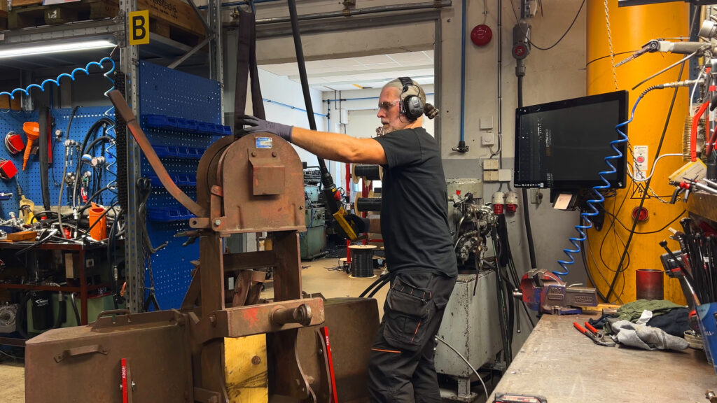 Her står ein 1-tromla Igland vinsj klar til fornying hos mekaniker Terje  Fredriksen ved Igland i Mandal. Vinsjen heiter Igland Primo 1200 og er frå 1978, altså nærare 50 år. 
Ferdig vinsj kan du sjå i biletet nedanfor. Den er god som ny!

Foto Igland.