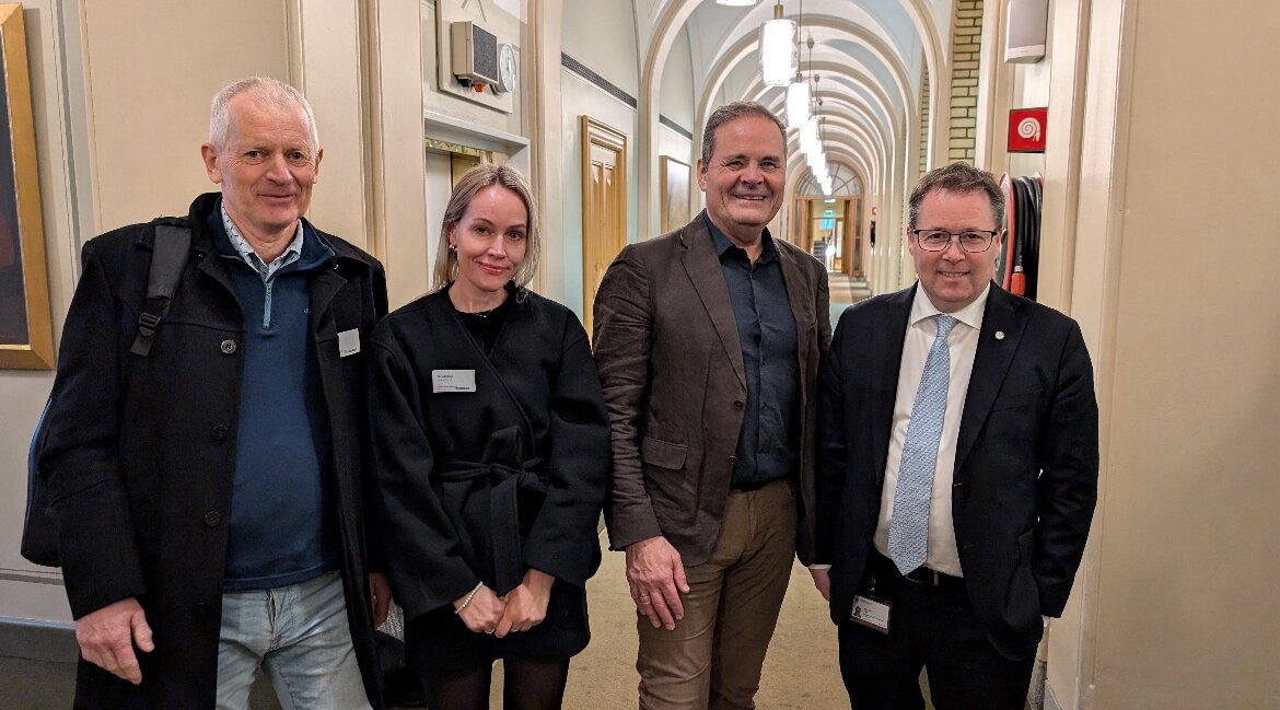 F. v: Helge Kårstad, Marie Borgen Hellerud, Ole Bakke (alle Skognæringa Kyst) og Bjørn Arild Gram (SP) 