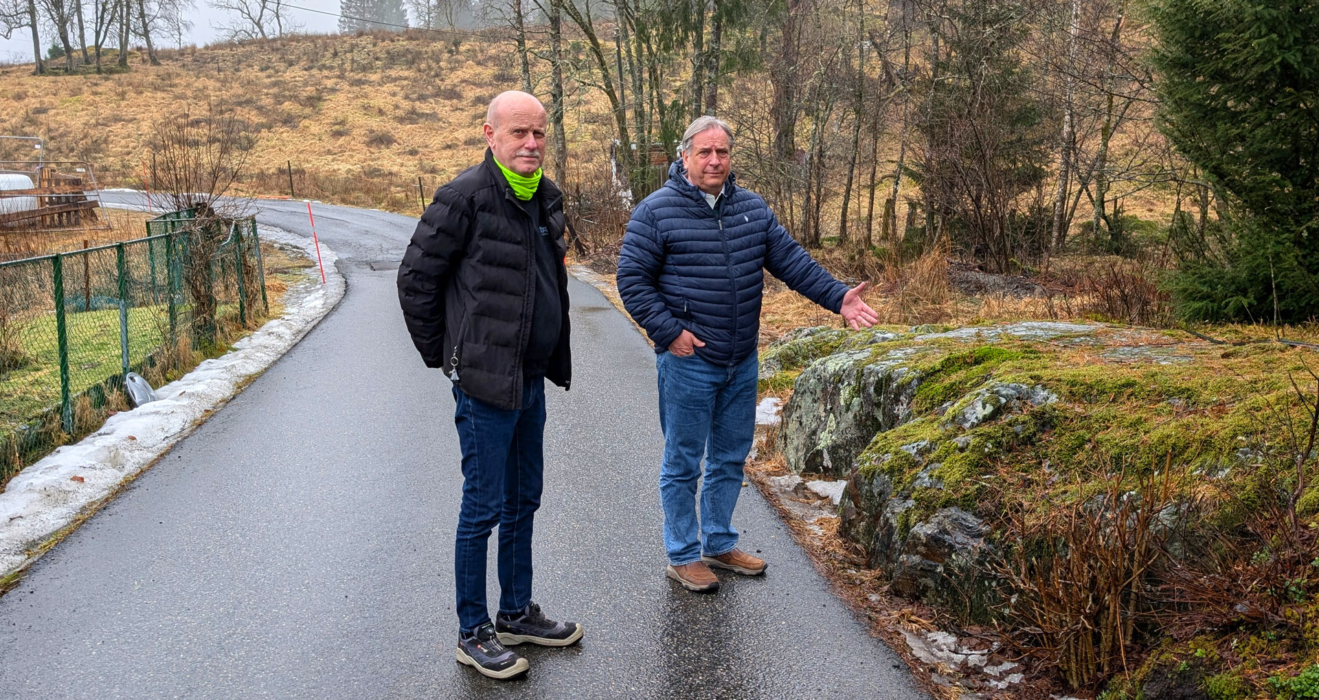 Per Atle Arefjord (t.v) i Bjørnafjorden kommune og Ove Frotvedt i planselskapet FanAgro viser her eit eksempel på ein bergnabb som må sprengast for å utvide kommunevegen i ei kurve. Ved å fjerne ein del tilsvarande flaskehalsar på Gåssandvegen, vil Arefjord skrive opp vegen for å kunne køyre med fulle vogntog.  