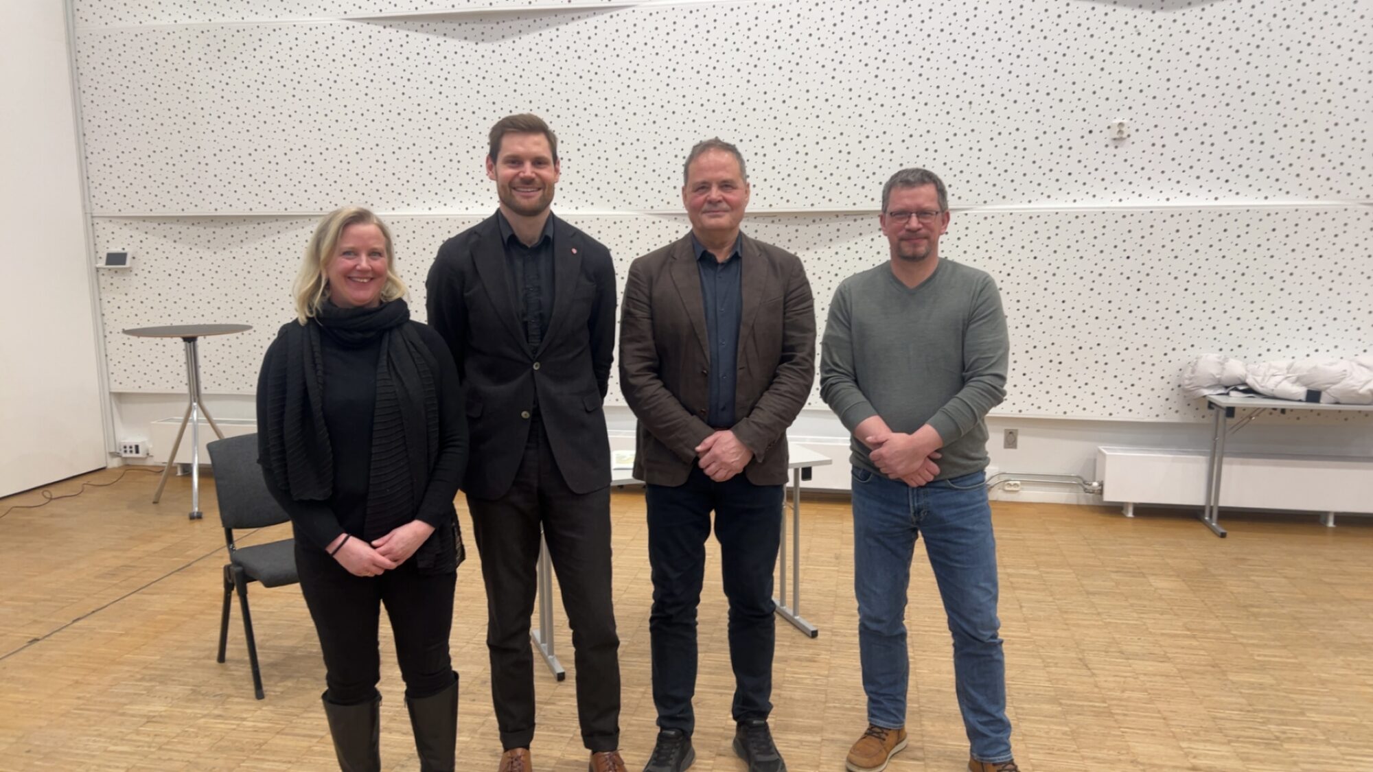 Treparten representert sammen med minister NIls Kristen Sandtrøen