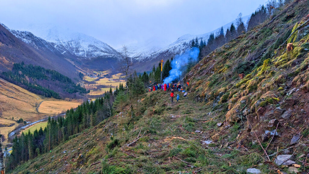Det er eit imponerande skue med all denne frodige skogen i liene på Vestlandet. Skogdagen på Syvde synte at stadig fleire skogeigarar får auga opp for ei grøn, fornybar og etter kvart godt lønsam skognæring. Men sjølv om mykje er bra så er det enno store potensial for forbetringar.