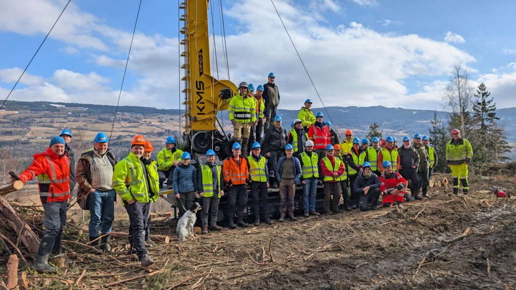 Stor interesse for årets taubanesamling, her framfor den nye bana til Skog & Bio frå Tretten. I bakgrunnen alpinanlegget Hafjell.
Namn på deltakarane nedanfor er ikkje plasserte i biletet, men er skrive i alfabetisk rekkefølgje:

Andreas Råheim, Bjørn Lauritzen, Carl Olav Holen, Dagfinn Haget, Eirik Anstensrud, Elisabeth Hansen, Erik Gjerstadberget, Frank Terje Rørvik, Hallvard Sæther, Harald Skjevdal, Helmer Belboe, Håkon Johan Eliassen, Håvard Furuhaug, Jan Henrik Tørjesen, Johannes Bergum, Jon Sigurd Leine, Jostein Tromsnes, Karsten Breistrand, Kenneth Østebøvik, Kjell Magne Åshamar, Mariann Myklebust, Martin Braanaas, Martin Vinsrygg, Mikal Råheim, Nils Olaf Kyllo, Olav Nygård, Ole Bakke, Ole Christian Solheim, Per Gunnar Sande, Rolf Arne Ramberg, Steinar Lyshaug, Stephan Hoffmann, Sverre Sæterbø, Tarje Kusslid, Torbjørn Frivik, Tore Grøtte, Torkel Hofseth, Trond Prestrud og Ulf Marthinsen.   
