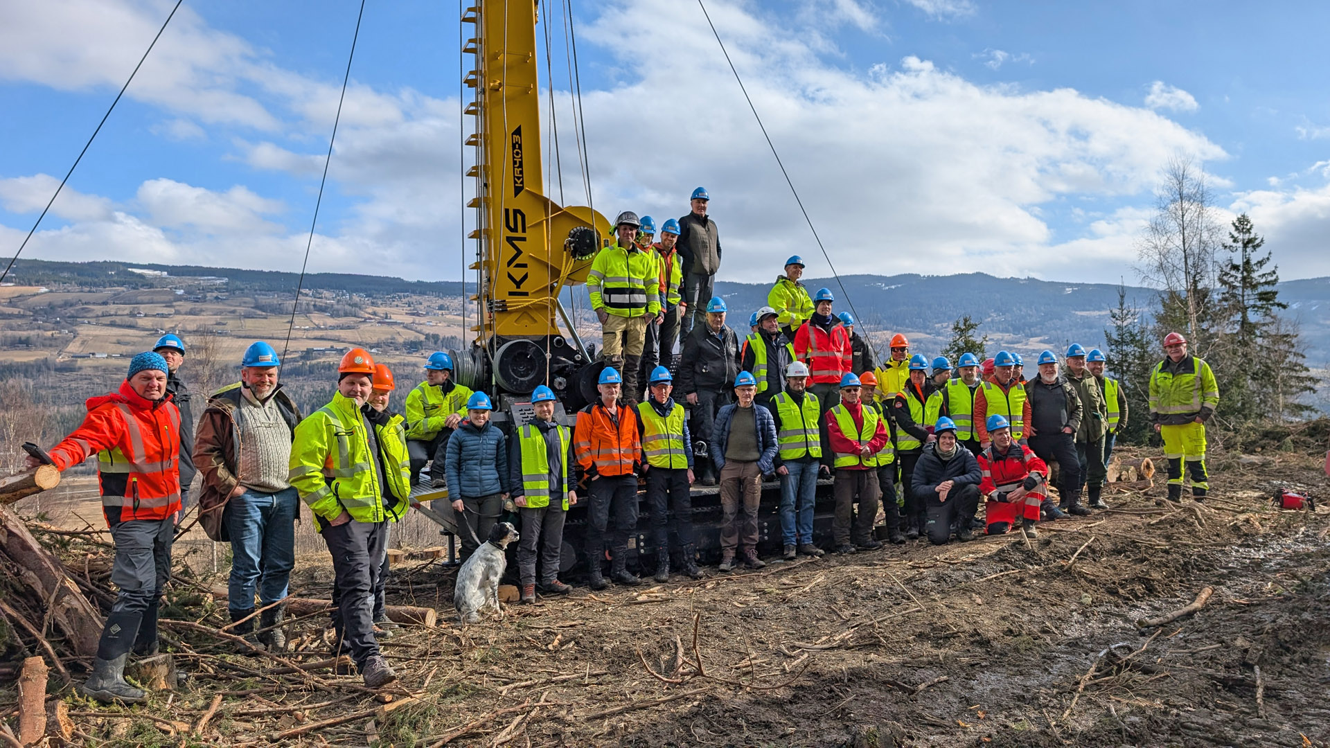 Stor interesse for årets taubanesamling, her framfor den nye bana til Skog & Bio frå Tretten. I bakgrunnen alpinanlegget Hafjell.
Namn på deltakarane nedanfor er ikkje plasserte i biletet, men er skrive i alfabetisk rekkefølgje:

Andreas Råheim, Bjørn Lauritzen, Carl Olav Holen, Dafinn Haget, Eirik Anstensrud, Elisabeth Hansen, Erik Gjerstadberget, Frank Terje Rørvik, Hallvard Sæther, Harald Skjevdal, Helmer Belboe, Håkon Johan Eliassen, Håvard Furuhaug, Jan Henrik Tørjesen, Johannes Bergum, Jon Sigurd Leine, Jostein Tromsnes, Karsten Breistrand, Kenneth Østerbøvik, Kjell Magne Åshamar, Mariann Myklebust, Martin Braanaas, Martin Vinsrygg, Mikal Råheim, Nils Olaf Kyllo, Olav Nygård, Ole Bakke, Ole Christian Solheim, Per Gunnar Sande, Rolf Arne Ramberg, Steinar Lyshaug, Stephan Hoffmann, Sverre Sæterbø, Tarje Kusslid, Torbjørn Frivik, Tore Grøtte, Torkel Hofseth, Trond Prestrud og Ulf Marthinsen.   