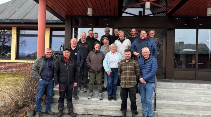 Skognæringsmøtet og årsmøtet i Troms samlet folk fra hele næringa til to fine dager med faglig påfyll, gode diskusjoner og trivelig samvær 24.-25. mars. Samlinga ble åpnet av leder i Skognæringa Troms, Frode Vik. Fylkesskogmester Trude Hagen ga deltakerne god oversikt over skogen og skogpotensialet i Troms, mens Geir Isak Vestøl fra NMBU presenterte arbeidet med styrketesting av gran og furu gjennom prosjektet «Gran i nord». Det ble også lagt opp til en samtale om næringsutvikling og utfordringer i Troms, der både næringa og politiske representanter deltok. Videre bidro Norsk Bygdesagforening ved Torgeir Hjalte med informasjon om kurs og medlemsfordeler, og Oddvar Brenna fra Troms skogselskap presenterte arbeidet ved Bardufoss planteskole og prosjektet «skogpådriver i Midt-Troms». Næringsaktører som Hilma Entreprenør og Allskog ga forsamlinga innblikk i aktivitet og framtidsutsikter i regionen, representert ved henholdsvis Fredrik Josefsen og Albin Bidner. Andre dag ble det satt fokus på status for tømmerkaier og flaskehalser ved Helge Kårstad fra Skognæringa Kyst, samt kompetansetilbud gjennom Skogkurs ved Ketil Edvardsen. Anne Britt Hanstad fra Skognæringa Troms ledet ei god økt om nettverksbygging og videre aktivitetsplan. Årsmøtet i Skognæringa Troms ble gjennomført med bra deltakelse. Saksliste ble behandlet og nytt styre valgt: Arild Kulseng-Hansen (leder), Frode Løwø (nestleder), Lars Helge Beldo, Vegard Fjellaksel Pedersen og Kjell Furu som styremedlemmer, med Anne Britt (Bitten) Hanstad som varamedlem. Gjennom samlinga ble det god anledning til å prate sammen, utveksle erfaringer og knytte kontakter på tvers av næringa. Det sosiale programmet sørget for god stemning og fellesskap blant deltakerne – en stor takk til alle som bidro!