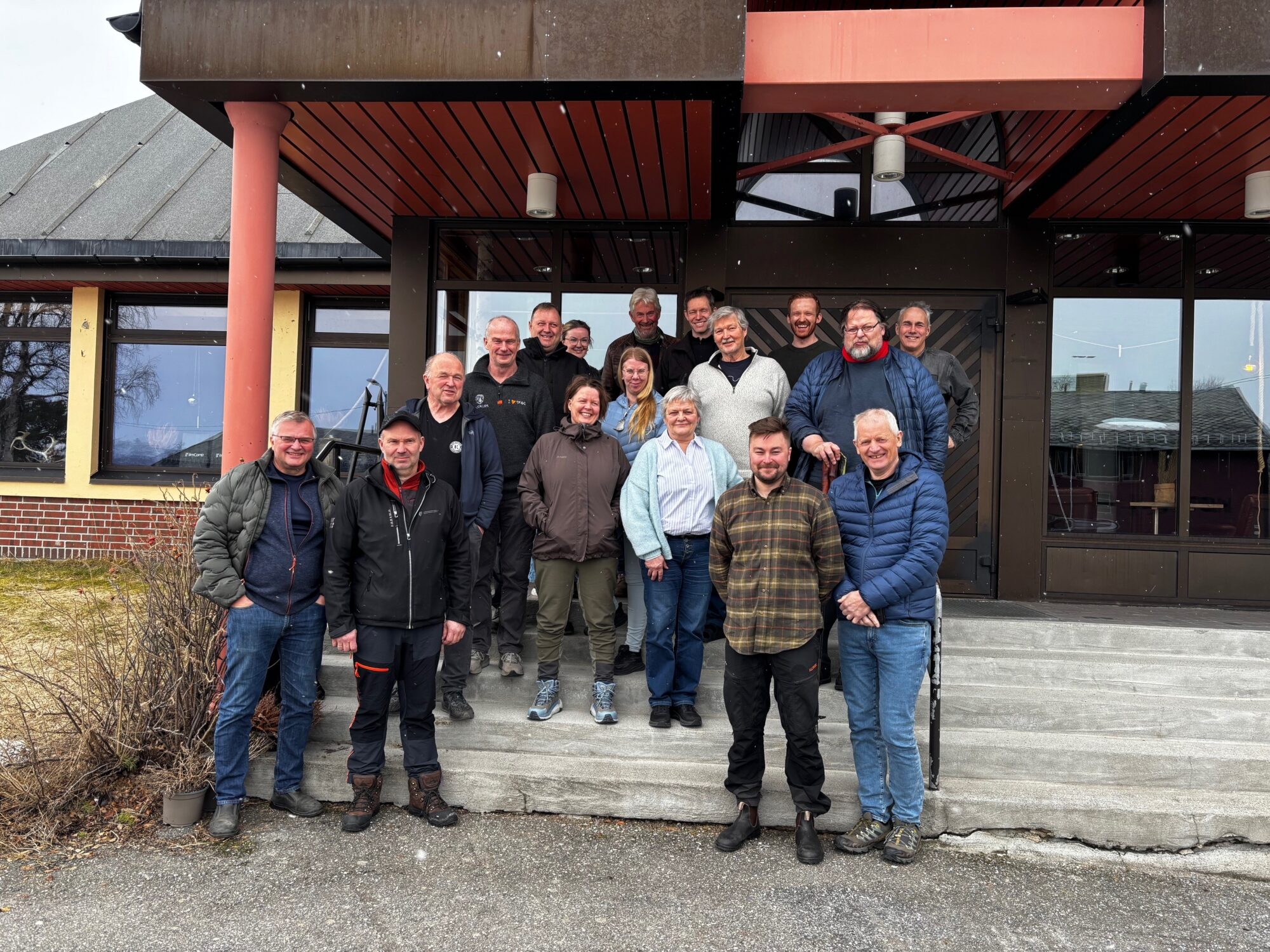 Skognæringsmøtet og årsmøtet i Troms samlet folk fra hele næringa til to fine dager med faglig påfyll, gode diskusjoner og trivelig samvær 24.-25. mars. Samlinga ble åpnet av leder i Skognæringa Troms, Frode Vik. Fylkesskogmester Trude Hagen ga deltakerne god oversikt over skogen og skogpotensialet i Troms, mens Geir Isak Vestøl fra NMBU presenterte arbeidet med styrketesting av gran og furu gjennom prosjektet «Gran i nord». Det ble også lagt opp til en samtale om næringsutvikling og utfordringer i Troms, der både næringa og politiske representanter deltok. Videre bidro Norsk Bygdesagforening ved Torgeir Hjalte med informasjon om kurs og medlemsfordeler, og Oddvar Brenna fra Troms skogselskap presenterte arbeidet ved Bardufoss planteskole og prosjektet «skogpådriver i Midt-Troms». Næringsaktører som Hilma Entreprenør og Allskog ga forsamlinga innblikk i aktivitet og framtidsutsikter i regionen, representert ved henholdsvis Fredrik Josefsen og Albin Bidner. Andre dag ble det satt fokus på status for tømmerkaier og flaskehalser ved Helge Kårstad fra Skognæringa Kyst, samt kompetansetilbud gjennom Skogkurs ved Ketil Edvardsen. Anne Britt Hanstad fra Skognæringa Troms ledet ei god økt om nettverksbygging og videre aktivitetsplan. Årsmøtet i Skognæringa Troms ble gjennomført med bra deltakelse. Saksliste ble behandlet og nytt styre valgt: Arild Kulseng-Hansen (leder), Frode Løwø (nestleder), Lars Helge Beldo, Vegard Fjellaksel Pedersen og Kjell Furu som styremedlemmer, med Anne Britt (Bitten) Hanstad som varamedlem. Gjennom samlinga ble det god anledning til å prate sammen, utveksle erfaringer og knytte kontakter på tvers av næringa. Det sosiale programmet sørget for god stemning og fellesskap blant deltakerne – en stor takk til alle som bidro!