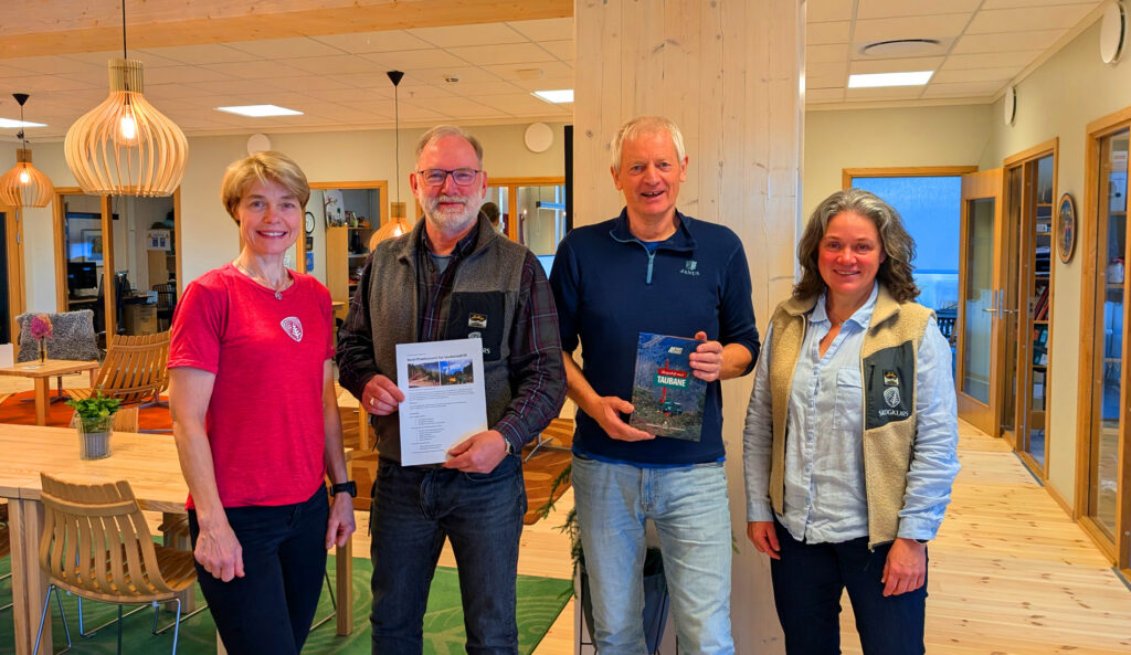 Ein viktig dag for norsk taubanemiljø. Presentasjon av økonomikurset for taubanedrift i SKOGKURS sine lokaler i Brumunddal denne veka. F.v. administrerende direktør Eva Skagestad, faggruppeleder for driftsteknikk, infrastruktur og økonomi Dag Fjeld, sekretær i Norsk Taubanelag Helge Kårstad og faggruppeleder for pedagogikk, kommunikasjon og IT ved SKOGKURS Ragnhild Kjeldsen.